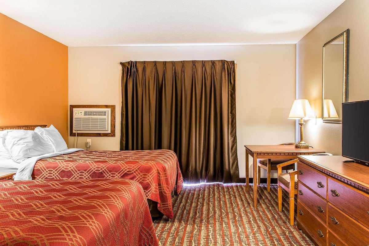 Laptop workspace, blackout drapes, WiFi (free), bed sheets