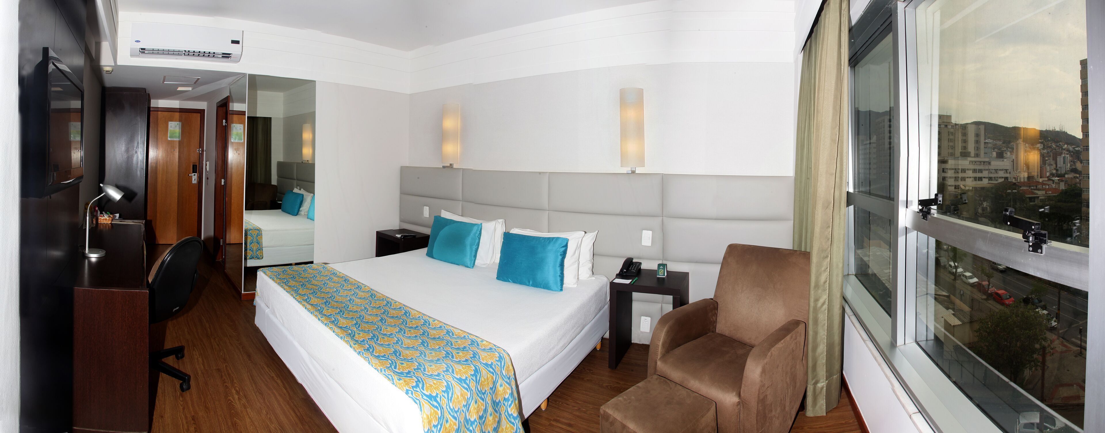 Een minibar, een kluis op de kamer, een bureau, verduisterende gordijnen