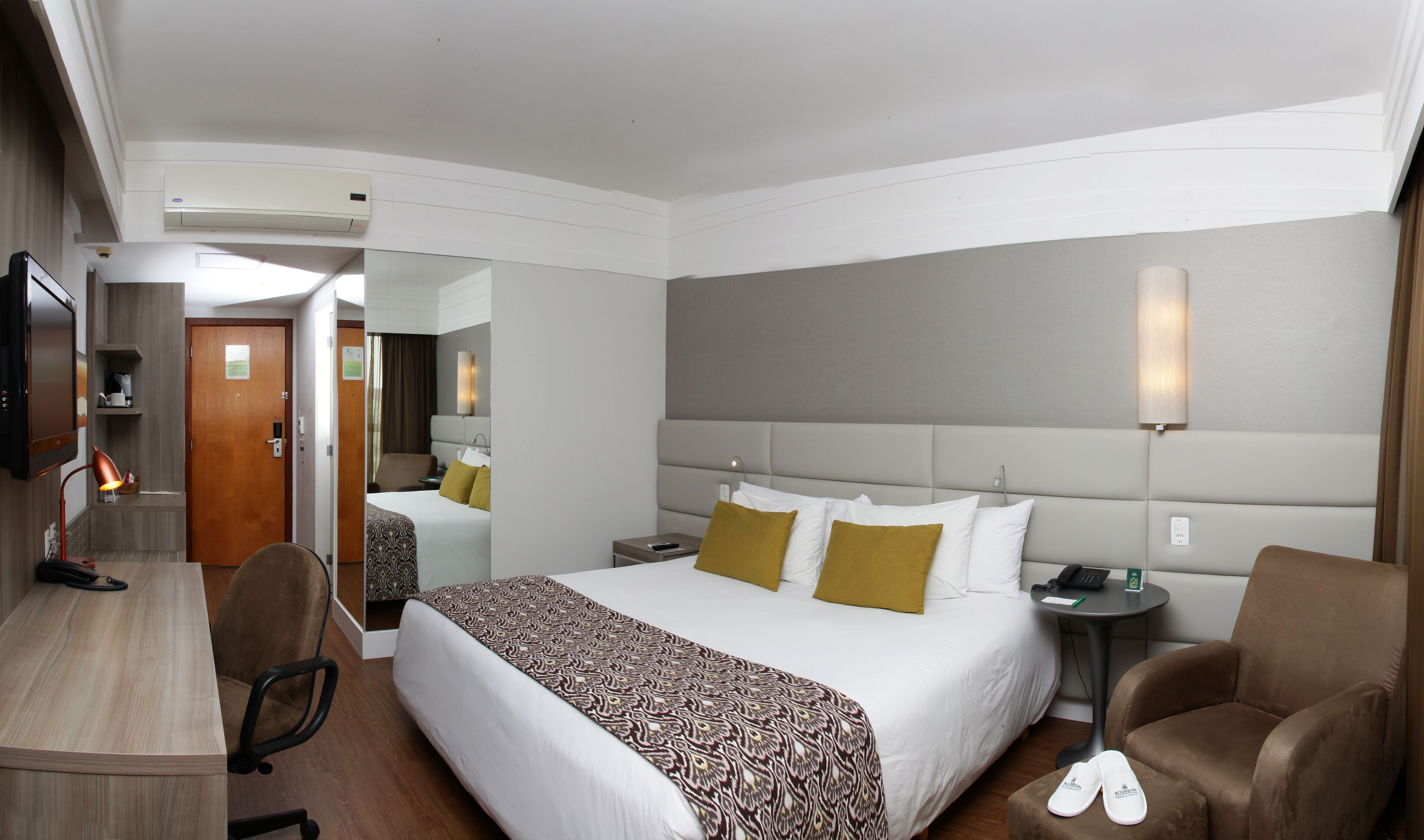 Een minibar, een kluis op de kamer, een bureau, verduisterende gordijnen