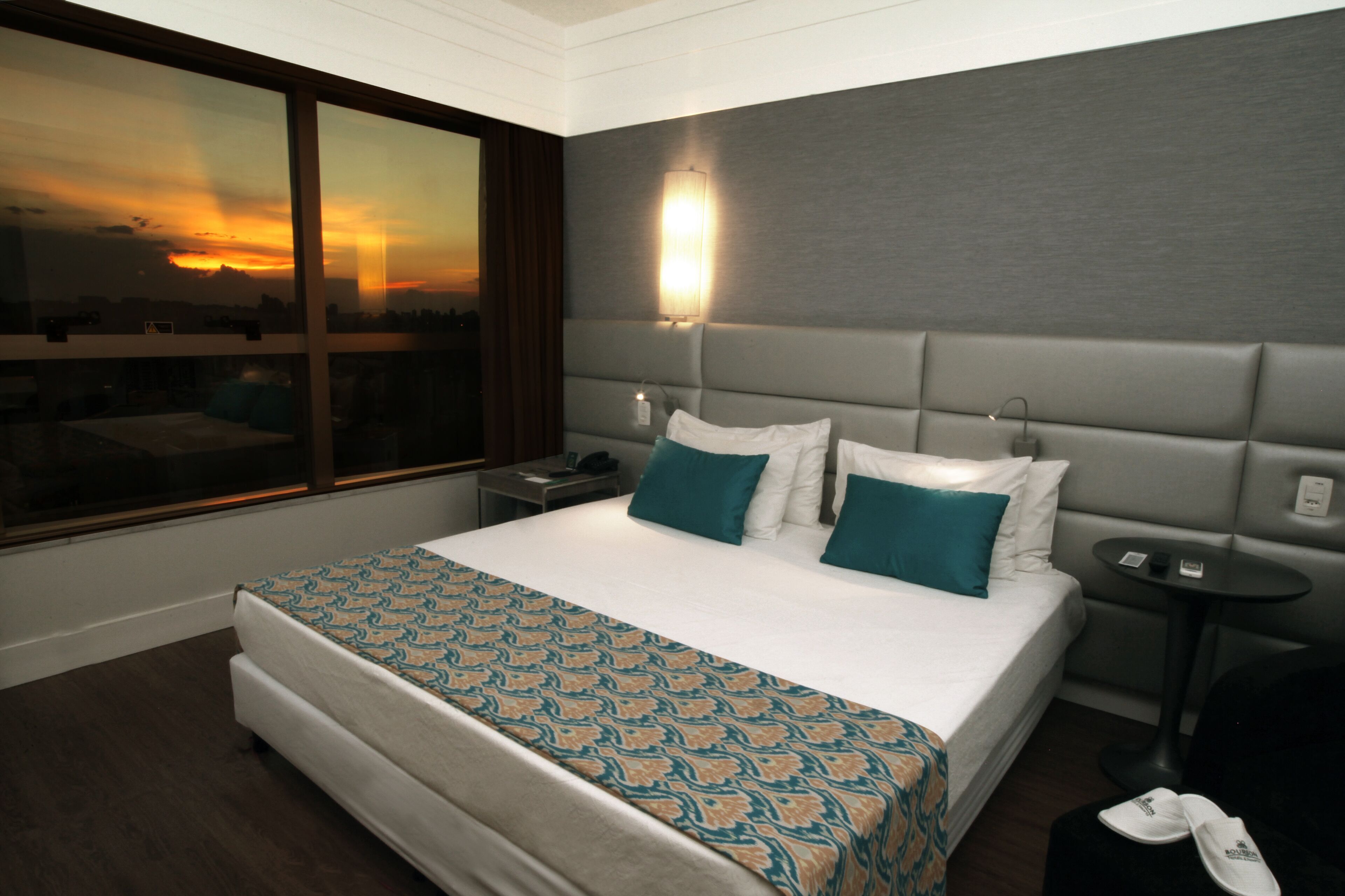 Een minibar, een kluis op de kamer, een bureau, verduisterende gordijnen