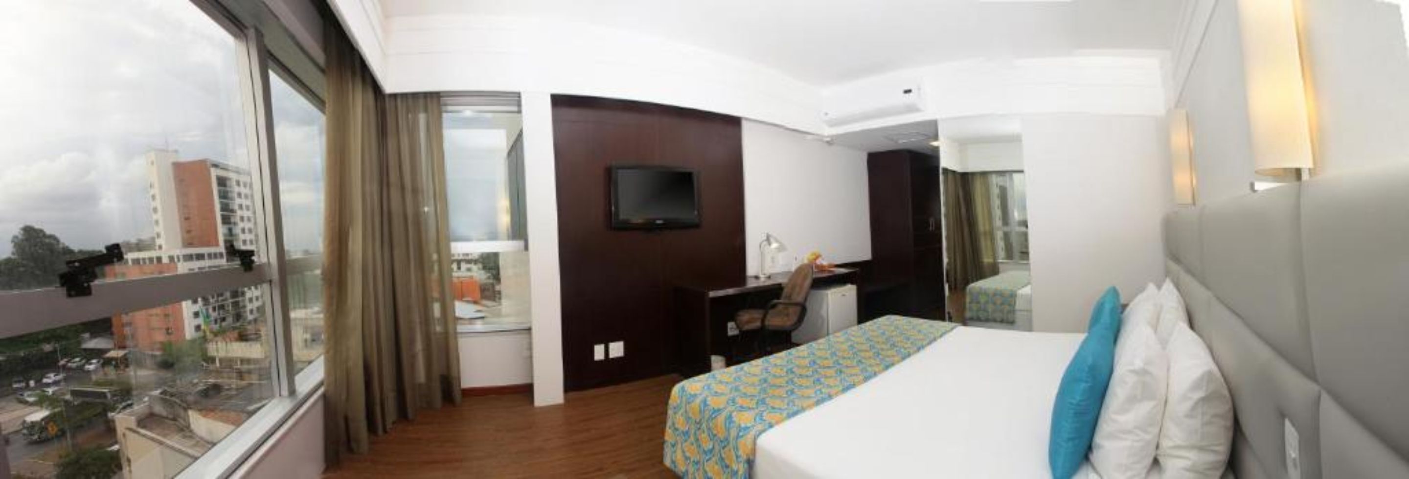 Een minibar, een kluis op de kamer, een bureau, verduisterende gordijnen