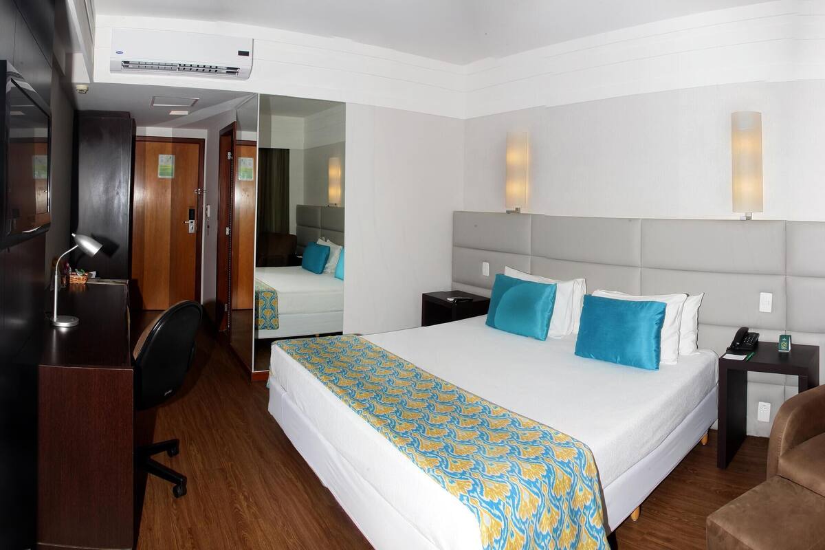 Minibar, caja fuerte, escritorio y cortinas opacas