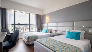 Minibar, odada kasa, masa, güneşlik/perde