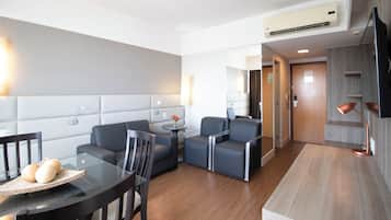 Premier Tek Büyük Yataklı Oda | Minibar, odada kasa, masa, güneşlik/perde