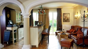 Un vaste espace de vie comprenant une cuisine, une table à manger et un coin salon confortable.
