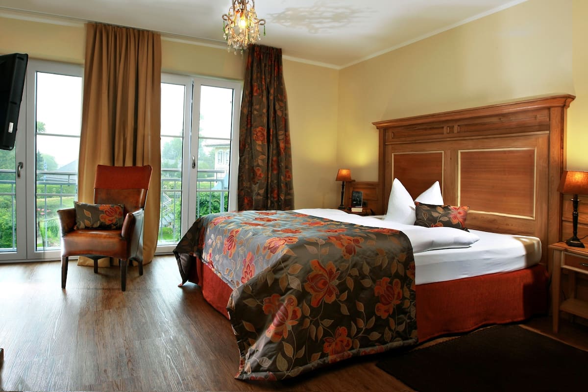 Premium bedding, down duvets, minibar, in-room safe