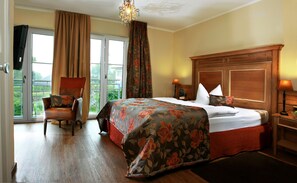 Seprai premium, selimut bulu angsa, minibar, dan brankas