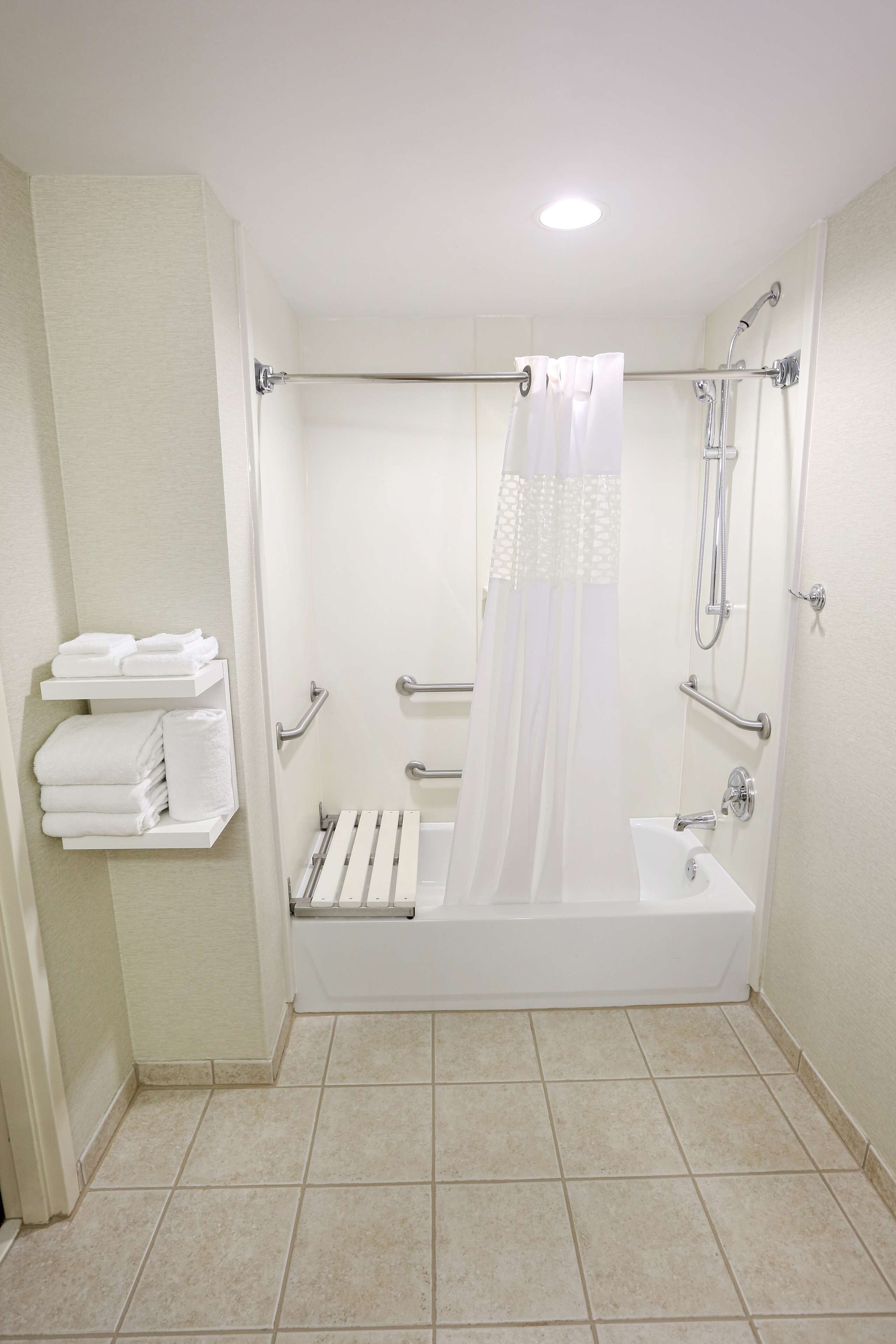 room, 1 king bed, accessible, bathtub (mobility & hearing) | bathroom | free toiletries, hair dryer, towels