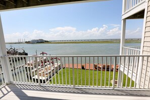 In-room safe, desk, iron/ironing board, free WiFi - Hampton Inn & Suites Chincoteague Waterfront (Chincoteague)