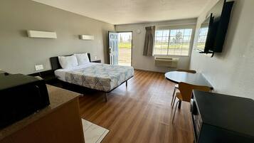 Een minikoelkast, een microgolfoven