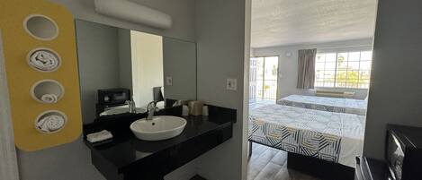 Combined shower/bathtub, towels