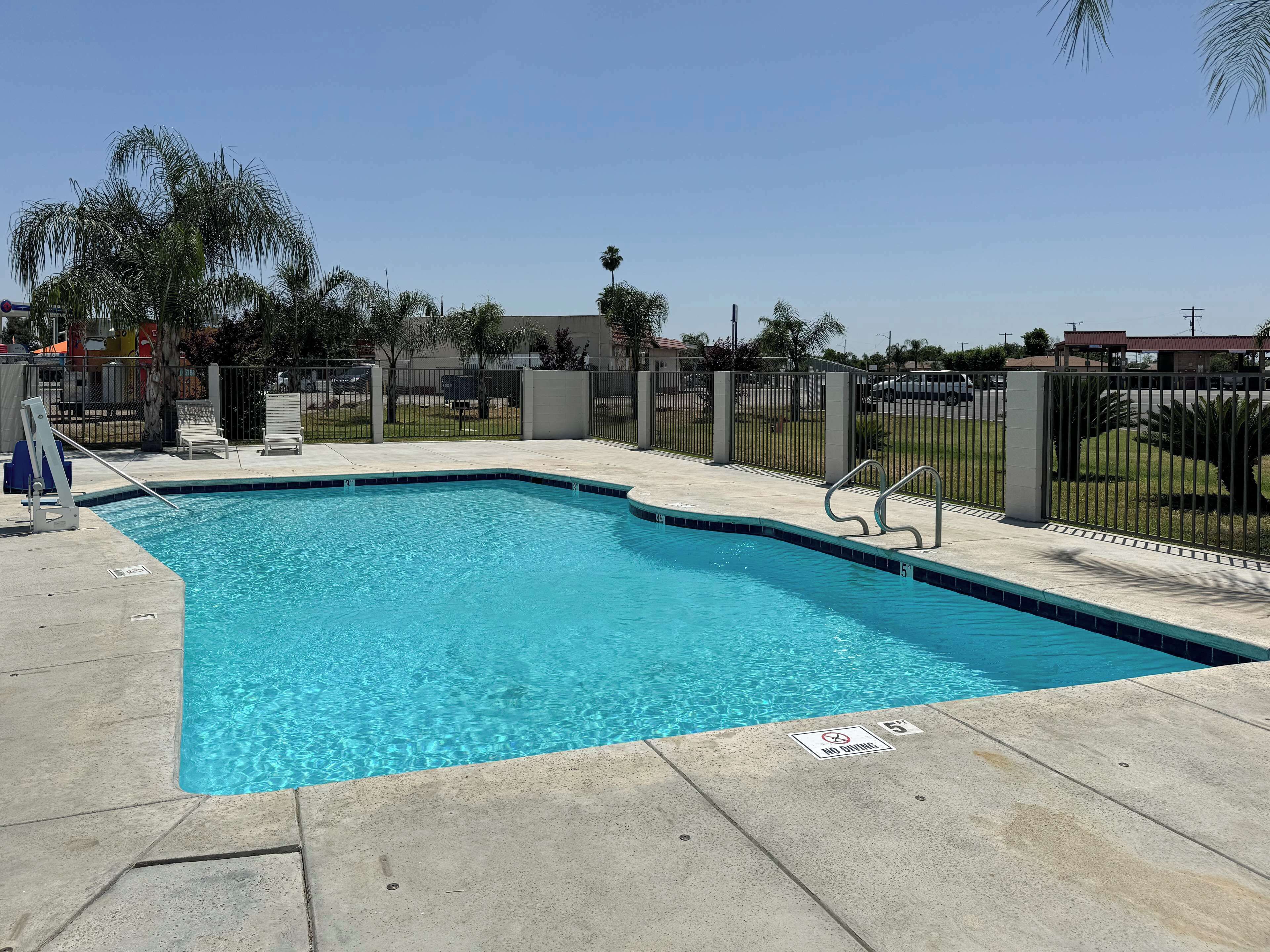 Una piscina al aire libre de temporada