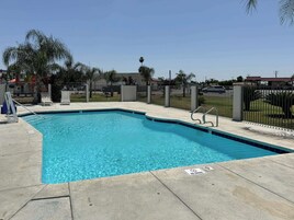 Una piscina al aire libre de temporada