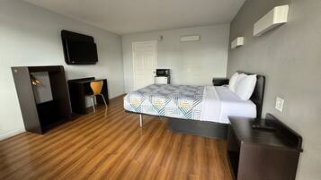 Een bad/douchecombinatie, handdoeken