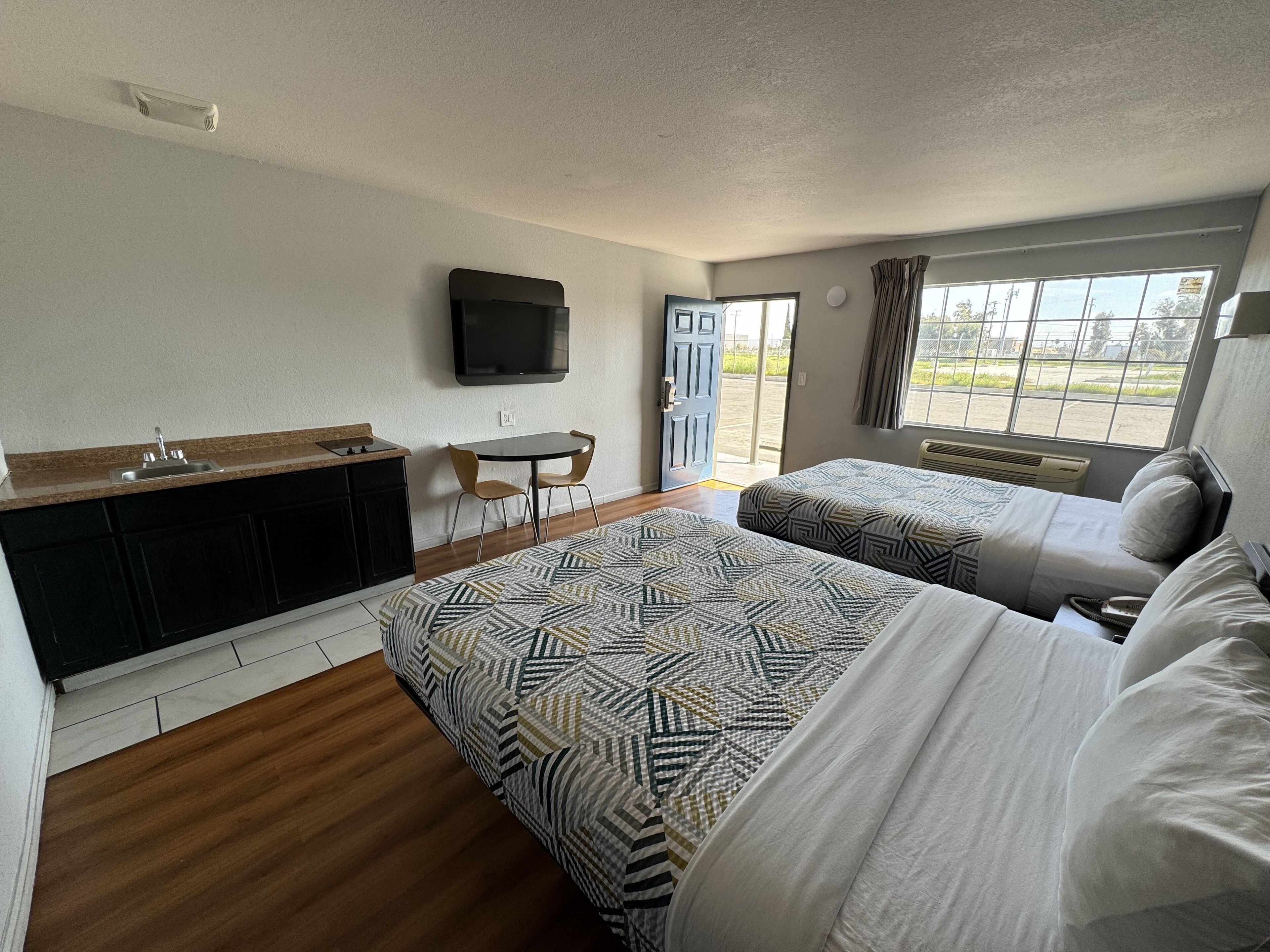 Een minikoelkast, een microgolfoven