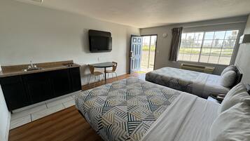 Een minikoelkast, een microgolfoven