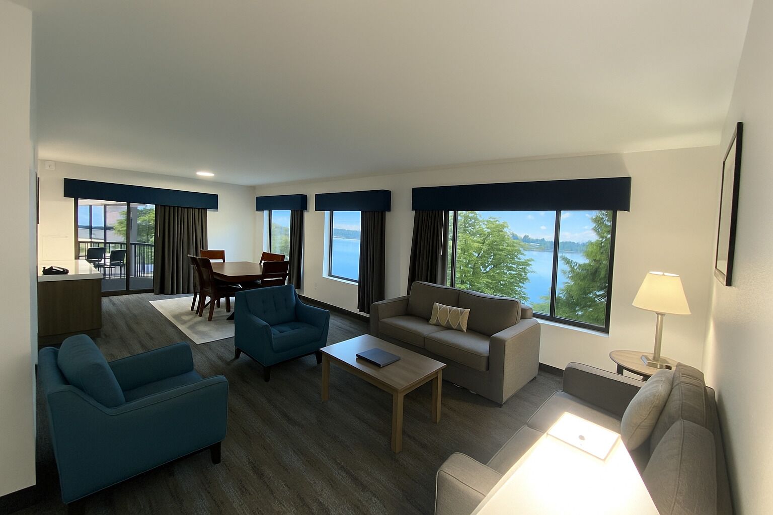 Suite, Mehrere Betten, Balkon, Hafenblick | Wohnbereich