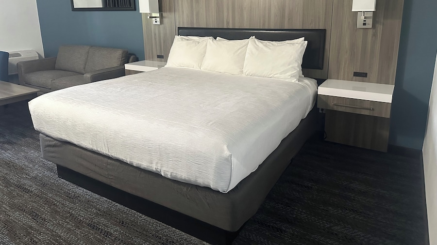 Oyster Bay Inn & Suites