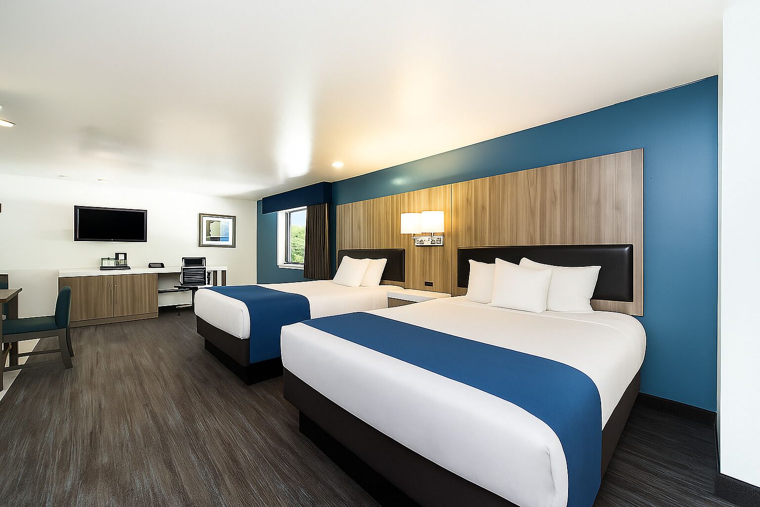 Quarto luxo, 2 camas Queen | Cortinas blackout, ferros/tábuas de passar roupa, Wi-Fi (sobretaxa)