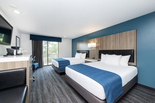 Habitación, 2 camas de matrimonio, balcón, vistas al puerto | Cortinas opacas, tabla de planchar con plancha, wifi y ropa de cama