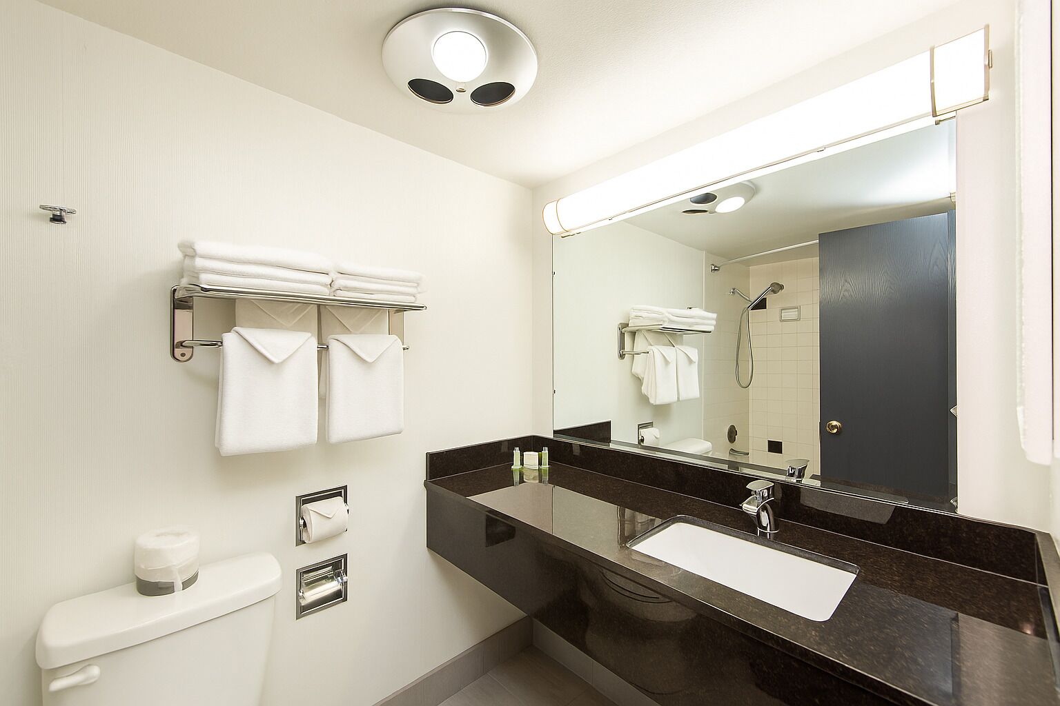 Photo - Oyster Bay Inn & Suites