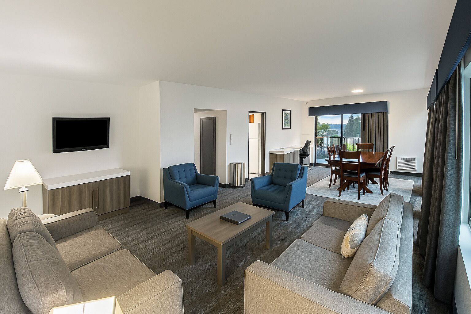 Suíte, várias camas, sacada, vista para o porto | Cortinas blackout, ferros/tábuas de passar roupa, Wi-Fi (sobretaxa)