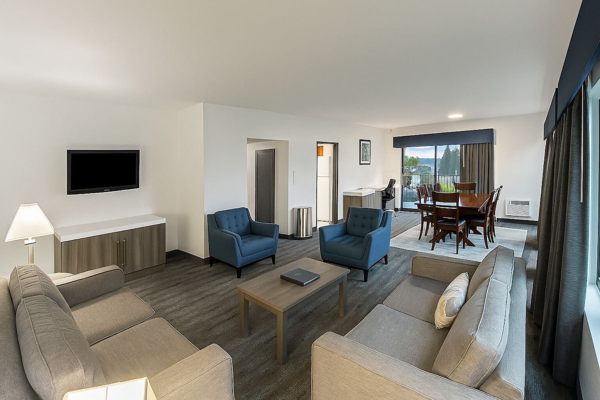 Shoreline Suite | Blackout drapes, iron/ironing board, WiFi, bed sheets