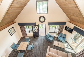 標準客房, 多張床, 陽台, 海灣景觀 | 起居區 | 平面電視、 DVD 播放機