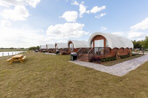 Rom (Luxe Conestoga Wagon)