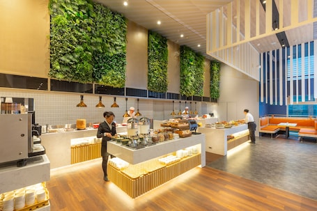 Desayuno buffet diario (TWD 410 por persona)