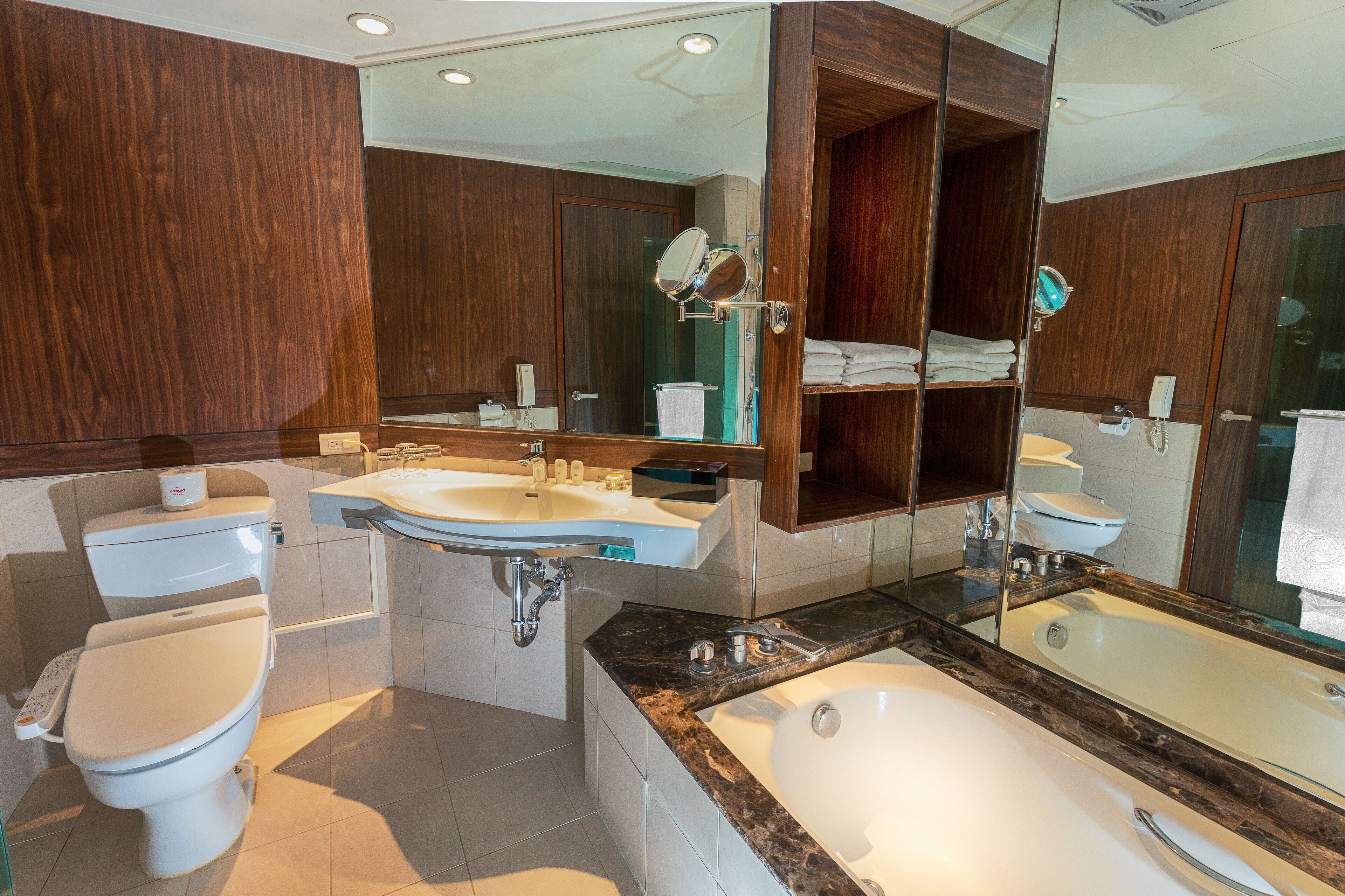 Un baño moderno con inodoro, lavamanos y bañera.