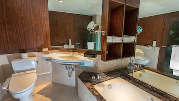 Un baño moderno con inodoro, lavamanos y bañera.