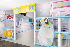 Zona de juegos infantil cubierta