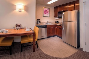 Fridge, microwave, stovetop, dishwasher - Residence Inn Alexandria Old Town/Duke Street by Marriott (Alexandria)
