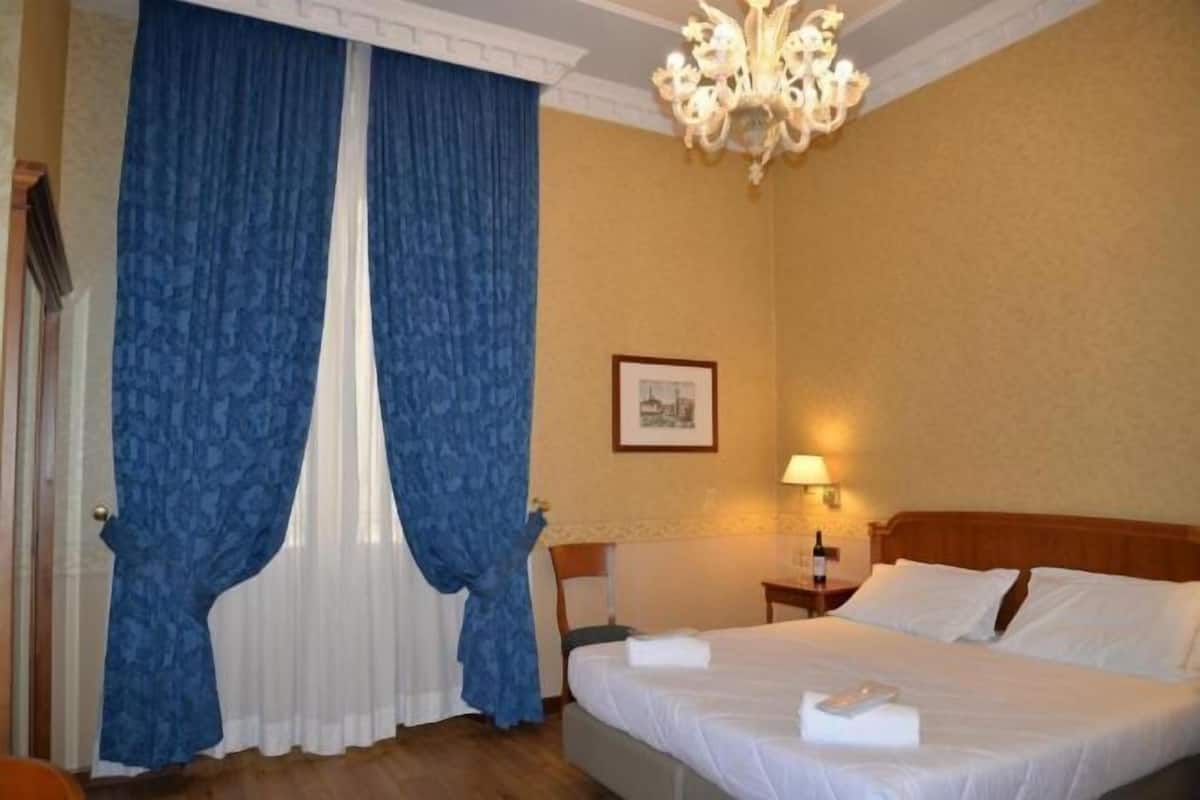 1 chambre, minibar, coffres-forts dans les chambres, bureau
