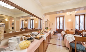 Desayuno de cocina local (EUR 10 por persona)