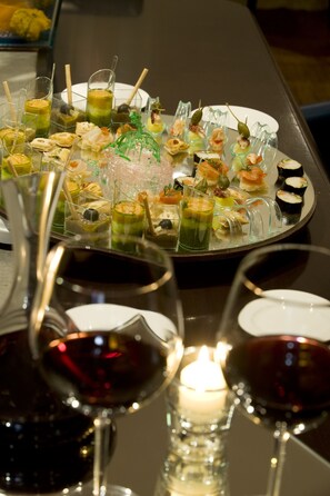 Se sirve cocina italiana (con mesas al aire libre) 