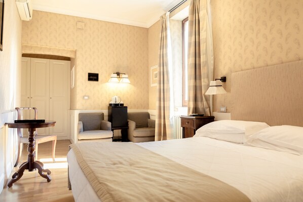 Classic Double Room | Minibar, in-room safe, soundproofing, free WiFi