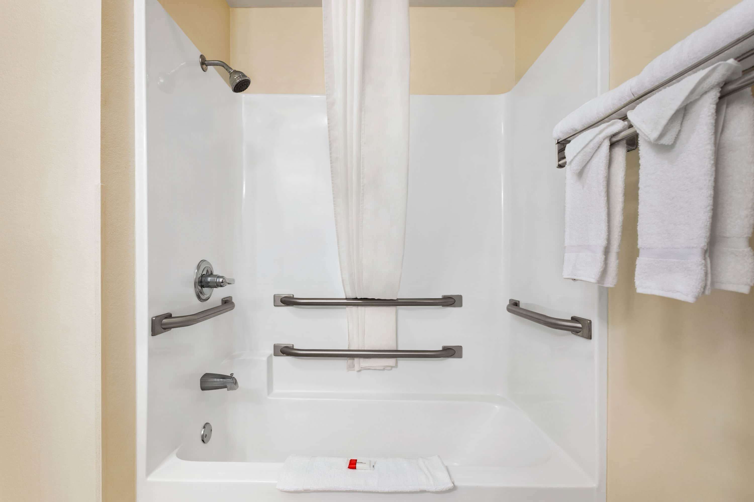 Room, 2 Double Beds, Mobility Accessible Room, Bathtub w/ Grab Bars, Non-Smoking | Bathroom