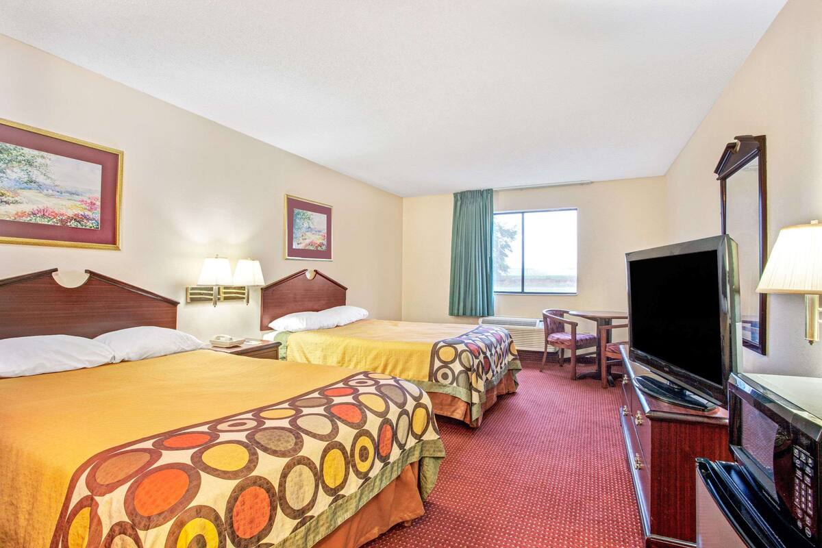 Desk, laptop workspace, iron/ironing board, free WiFi