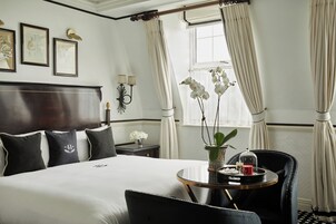 Kamar Eksekutif, 1 Tempat Tidur King | Seprai premium, minibar, brankas, dan didekorasi berbeda-beda