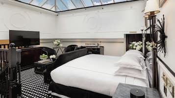 Suite (6) Conservatory) | Premium bedding, minibar, in-room safe, individually decorated