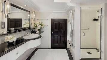 Junior Suite (Split Level) | Bathroom | Combined shower/bathtub, designer toiletries, hair dryer, bathrobes