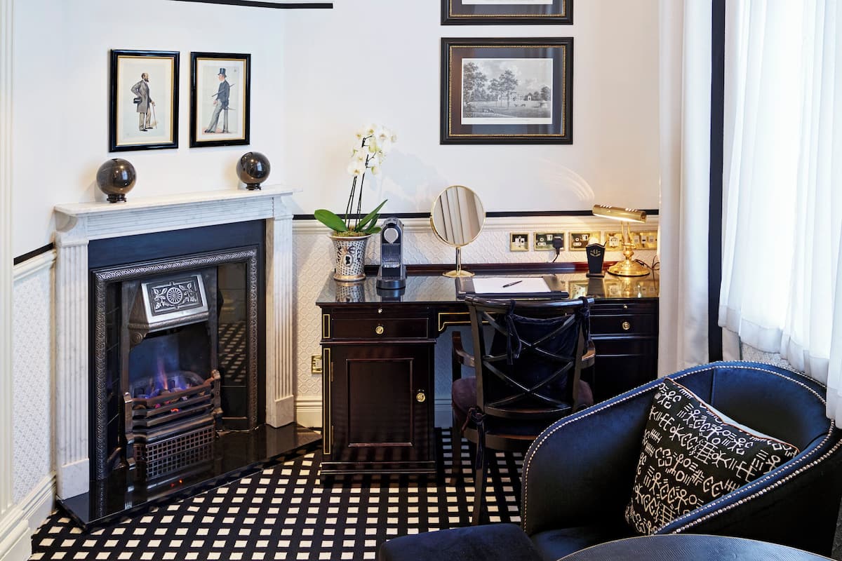 Suite – junior (Split Level) | Sengetøy av topp kvalitet, minibar og safe på rommet