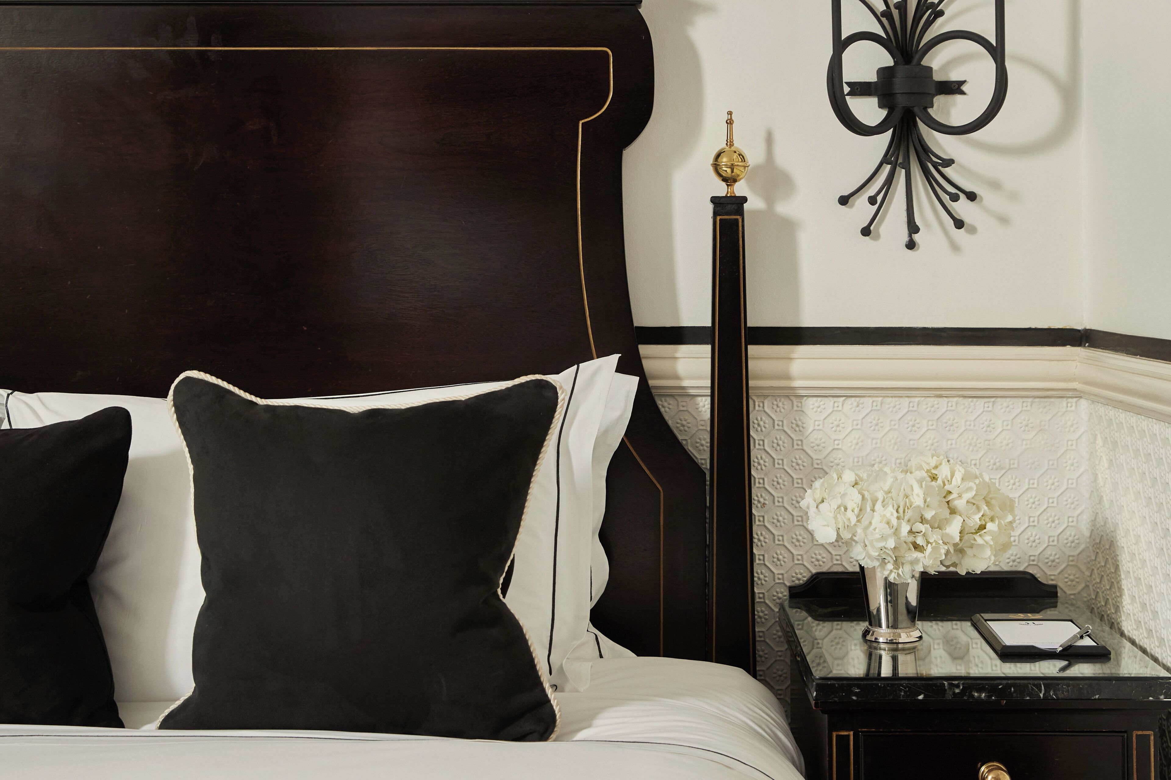 executive suite | premium bedding, minibar, in-room safe, individually decorated