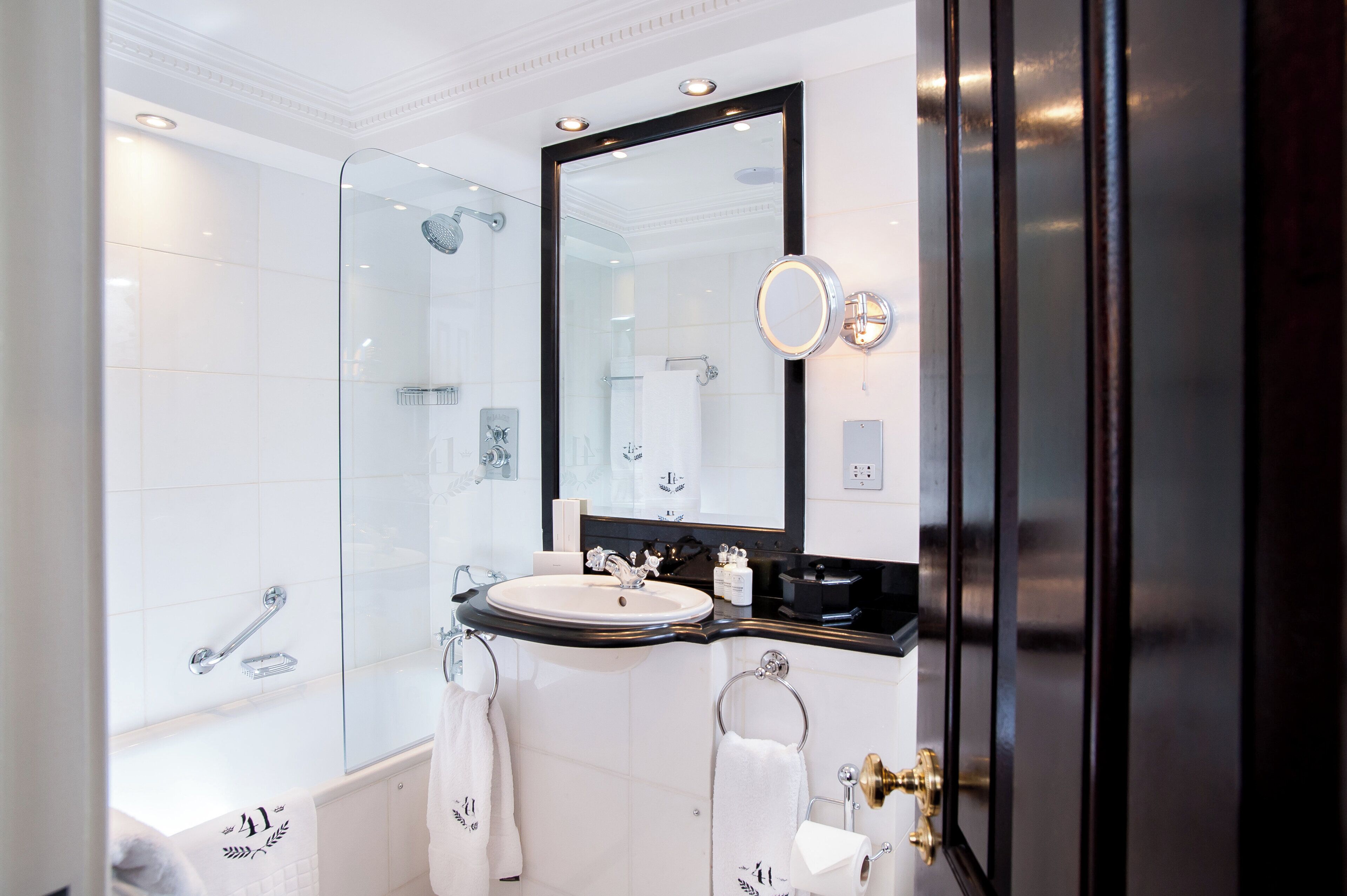 Kombinert dusj/badekar, designertoalettartikler, hårføner og badekåper