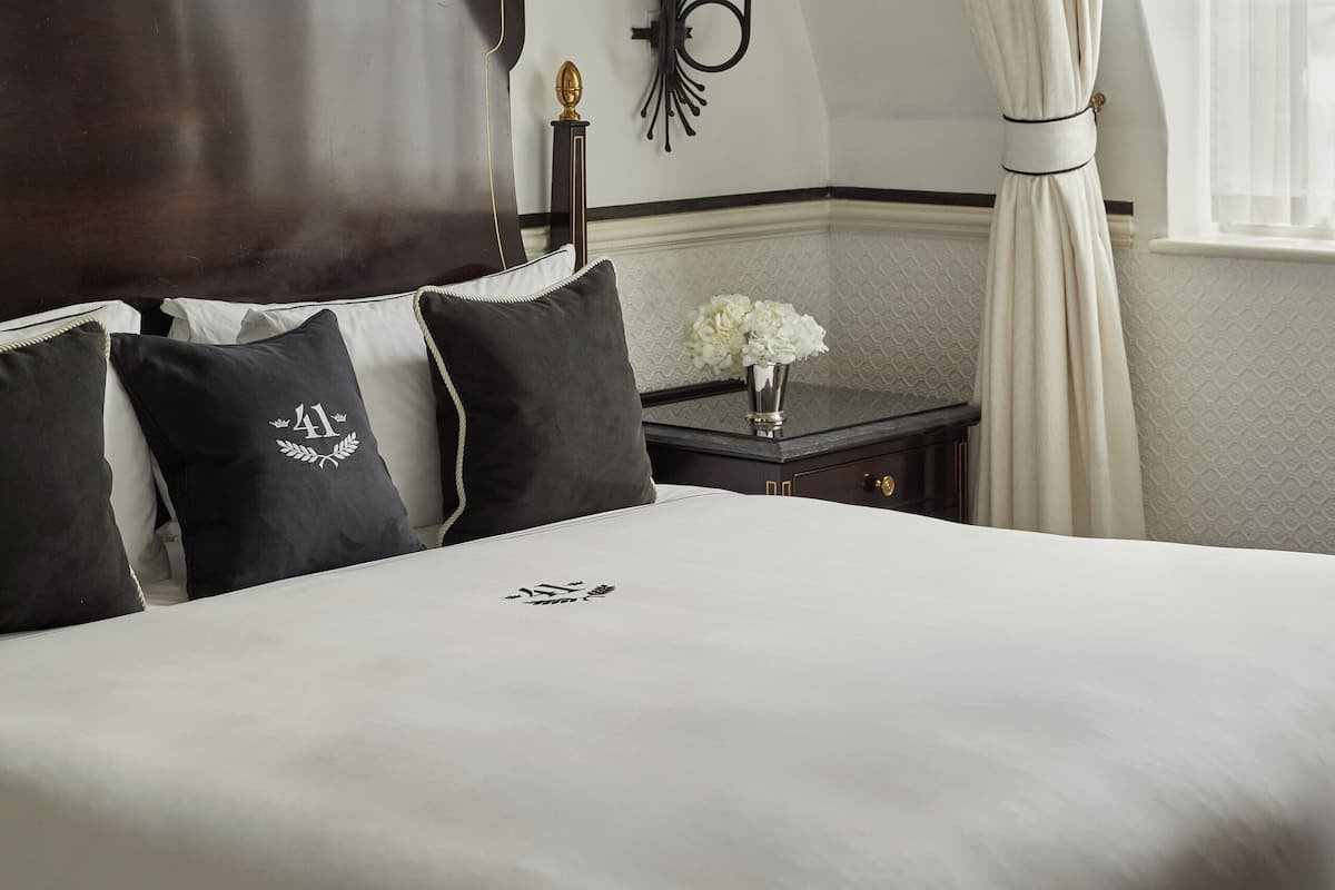 Chambre Exécutive, 1 trÚs grand lit | Literie de qualité supérieure, minibar, coffres-forts dans les chambres