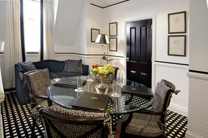 Premium bedding, minibar, in-room safe, individually decorated - Hotel 41 (London)