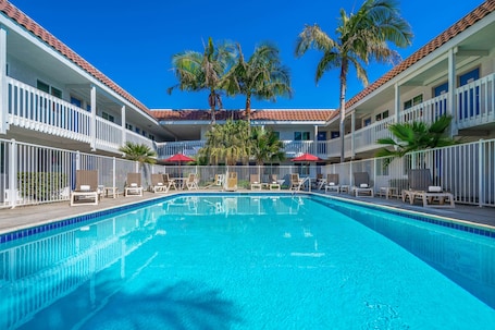 Una piscina al aire libre. Motel 6 Carpinteria, CA - Santa Barbara - South