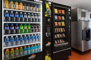 Una máquina expendedora con diversas bebidas y opciones de aperitivos.